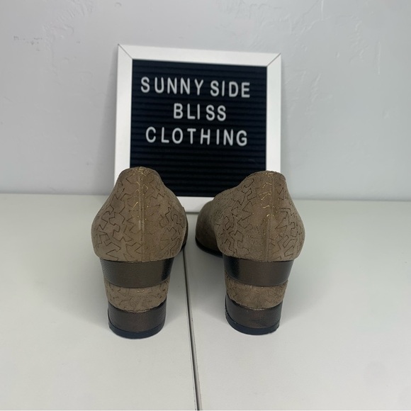 Salvatore Ferragamo Italian Women’s Taupe/Tan Low Heels Size 7 - Picture 4 of 12